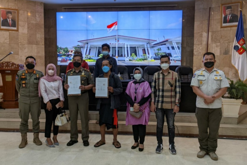 Sejumlah anggota DPRD Jawa Barat foto bersama personel Satpol dan Komunitas Musik Jalanan (KMJ). (ANTARA/HO-Humas DPRD Jabar)