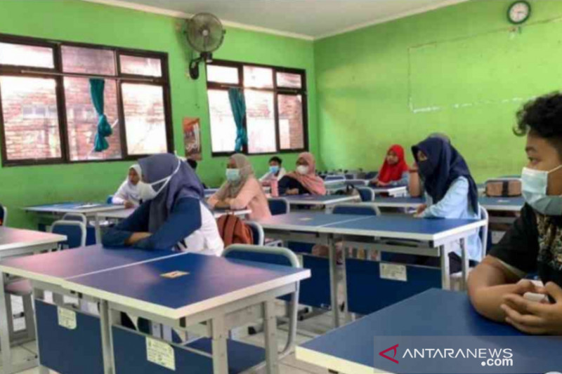Kegiatan sekolah tatap muka di SMPN 2 Kota Bekasi, Jalan Chairil Anwar, Kecamatan Bekasi Timur, Kota Bekasi, Senin (22/3). (ANTARA/Pradita Kurniawan Syah).