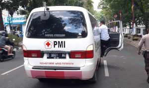 Ambulan dari PMI melakukan avakuasi terhadap korban percobaan bunuh diri di depan Balai Kota Bandung.