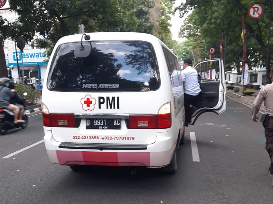 Ambulan dari PMI melakukan avakuasi terhadap korban percobaan bunuh diri di depan Balai Kota Bandung.