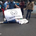 Aksi protes Gan Bonddile Ketua Harian AKAR Jabar di depan Balai Kota Bandung dengan cara melukai diri