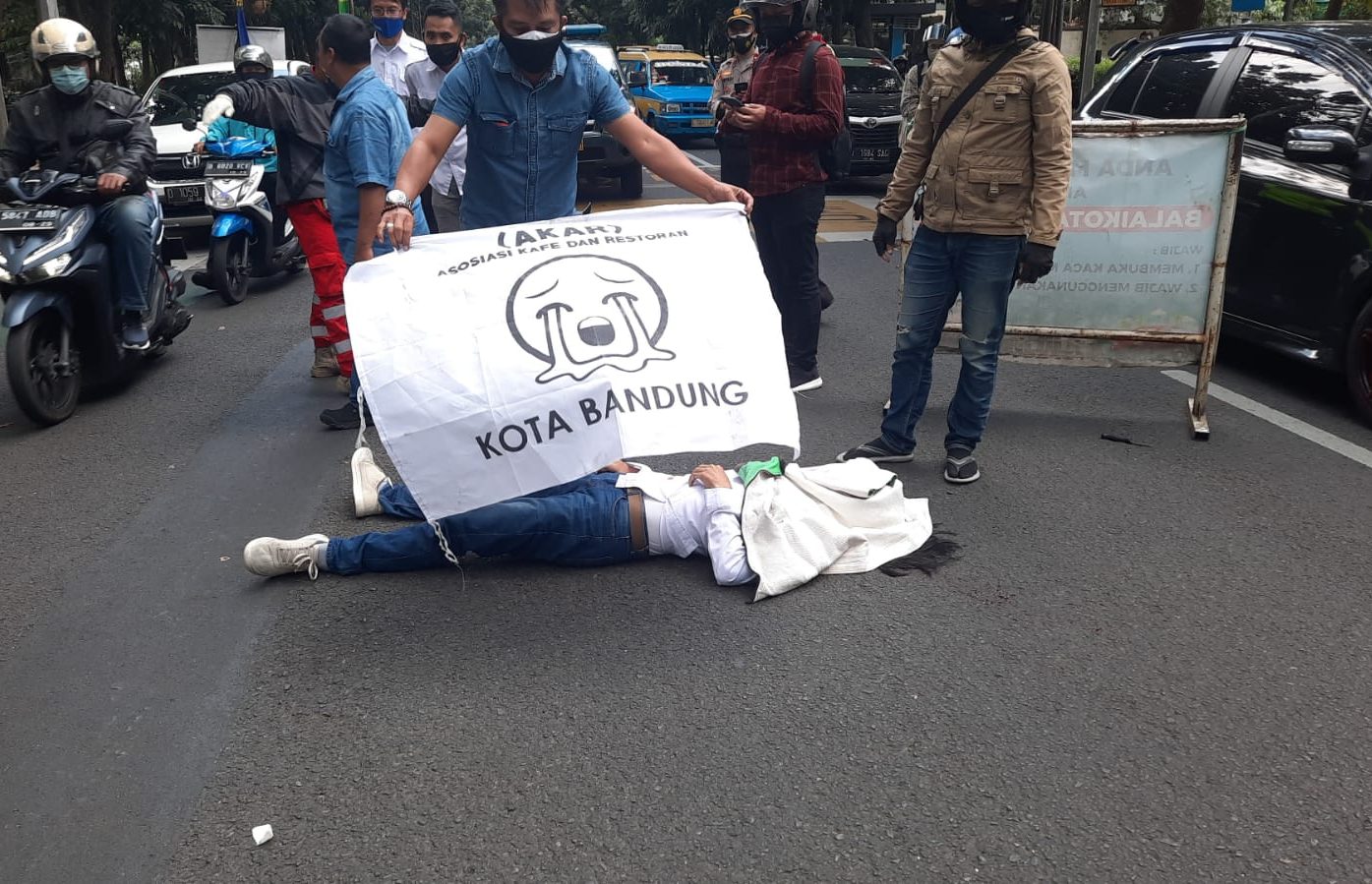 Aksi protes Gan Bonddile Ketua Harian AKAR Jabar di depan Balai Kota Bandung dengan cara melukai diri