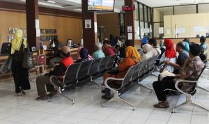 Aktivitas Warga Kabupaten Bandung ketika mengntre membayar pajak di Kantor Bapendaa