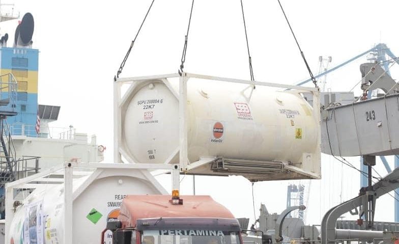 Bantuan Oksigen Cair dari pemerintah India sedang dibongkar di Pelabuhan Tanjung Priok