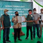 Bupati Bandung Dadang Supriatna menerima surat penyerahan aset fasilitas umum salah satu perumahan.
