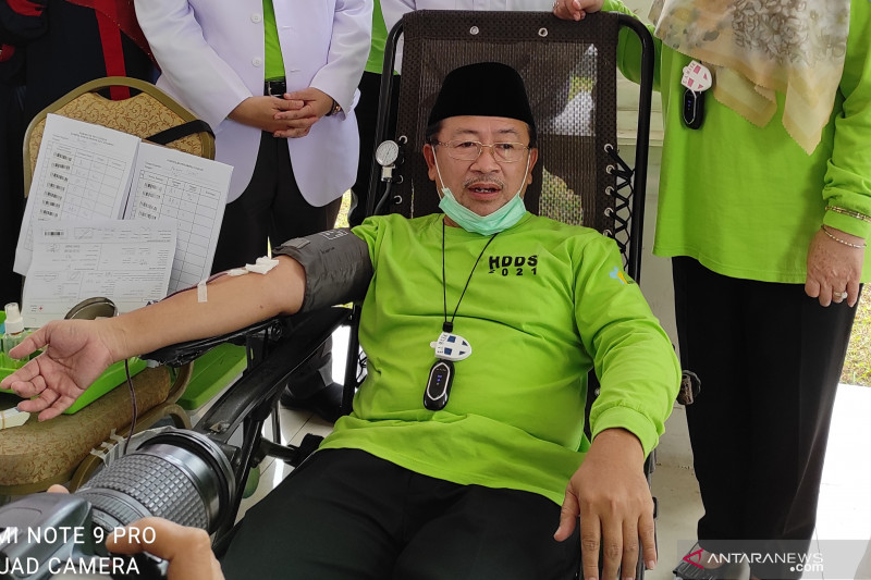 Bupati Cianjur tengah mendonorkan darah di PMI