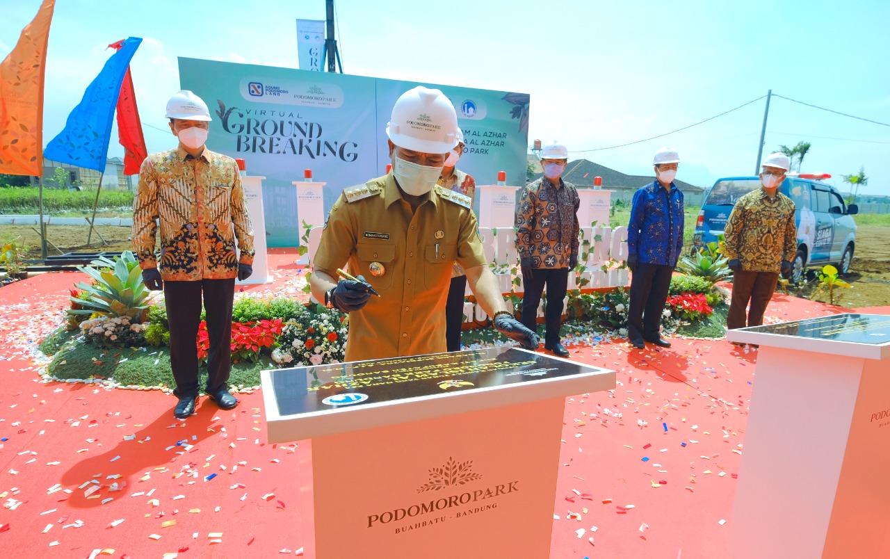 Bupati Bandung sedang menandatangani Prasasti Al Azhar Islamic Boarding School (Dok. Podomoro Park)