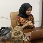 Aufa Hanun Zahiyah dari SMA Negeri 3 Bogor sedang mempresentasikan ide gagasan pemberdayaan para penjahit keliling dan UMKM pada gelaran AHM Best Student 2021