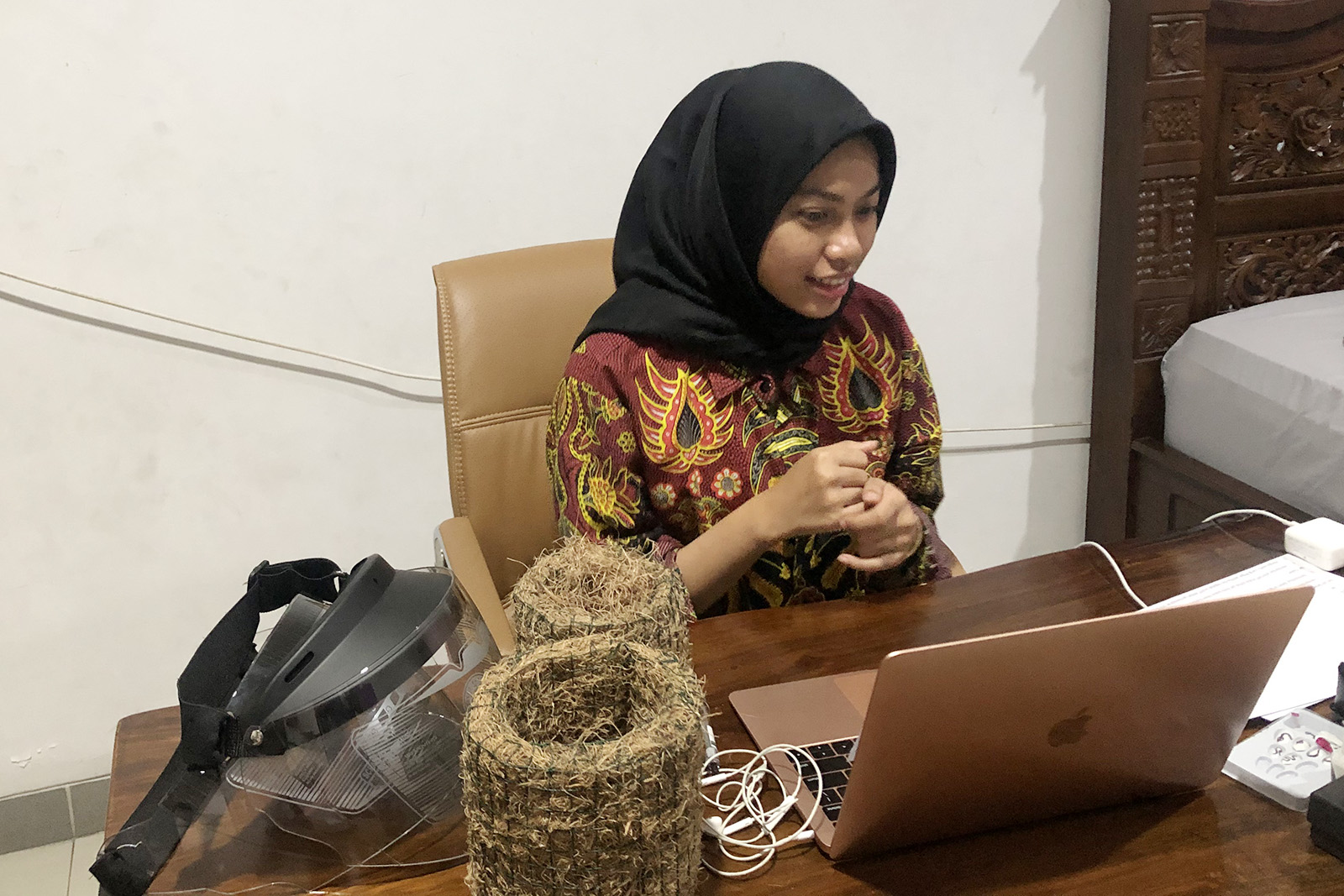 Aufa Hanun Zahiyah dari SMA Negeri 3 Bogor sedang mempresentasikan ide gagasan pemberdayaan para penjahit keliling dan UMKM pada gelaran AHM Best Student 2021