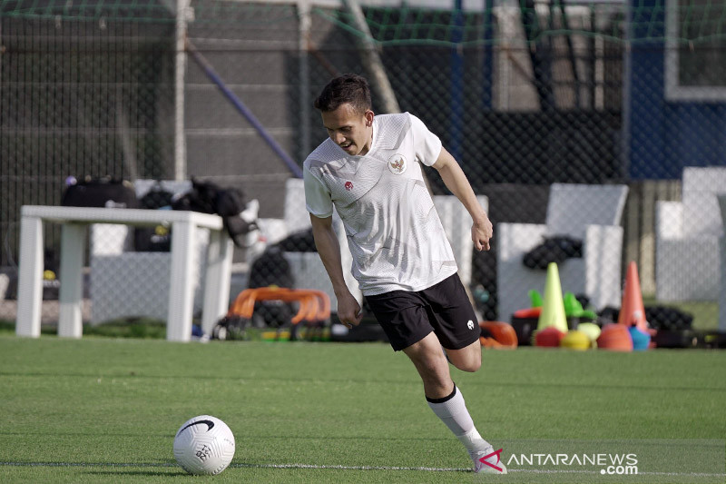 Pemain tim nasional Indonesia Egy Maulana Vikri menggiring bola dalam latihan skuad Garuda di Dubai, Uni Emirat Arab, Rabu (19/5/2021). ANTARA/HO-PSSI/am.