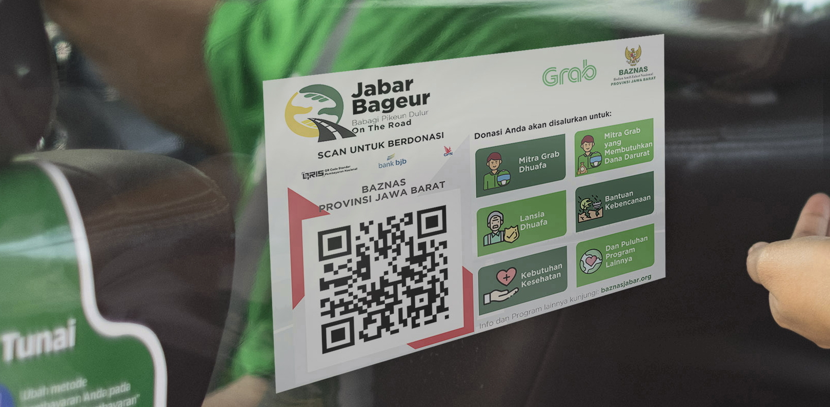 Masyarakat dapat melakukan donasi melalui QRIS bjb yang terdapat di dalam armada GrabCar maupun GrabBike. Hasil donasi akan disalurkan oleh BAZNAS kepada mitra pengemudi Grab, lansia, kebutuhan kesehatan, bantuan kebencanaan, Bandung, (20/8).