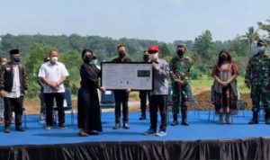 Tangkap layar Wali Kota Bogor Bima Arya menyerahkan dokumen IMB pembangunan rumah ibadah Gereja Kristen Indonesia (GKI) di Bogor Barat, Kota Bogor, Jabar, Minggu (8/8/2021). (ANTARA/Riza Harahap)