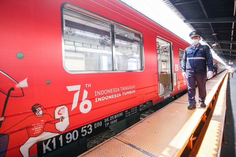 Gerbong KRL khusus peringatan HUT 76 RI. (Miftahulhayat/Jawapos)