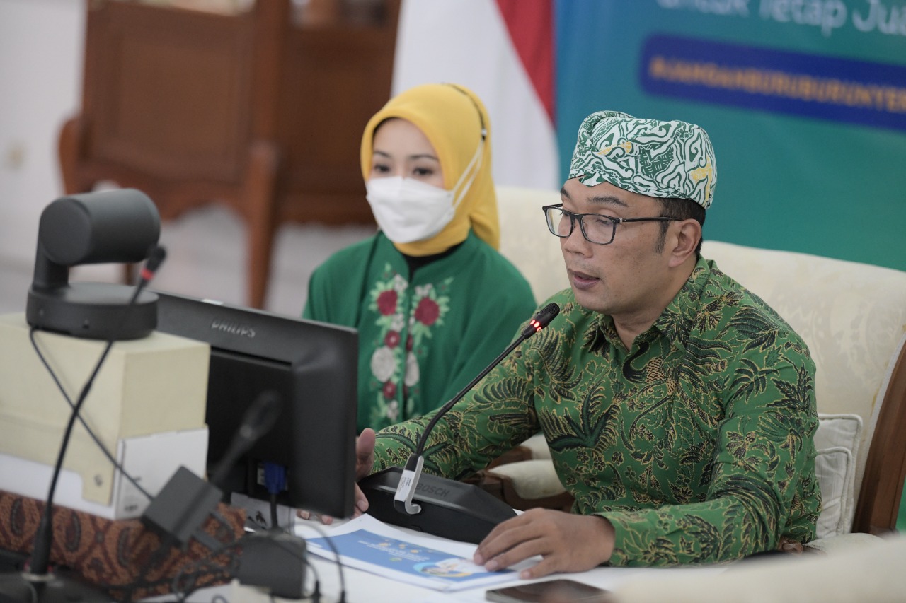 Gubernur Jabar Ridwan Kamil ketika berdialog dengan para Camat se Jawa Barat