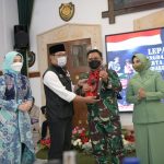 Gubernur Jabar Ridwan Kamil memberikan cenderamata kepada Panglima Kodam III Siliwangi