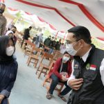 Gubernur Ridwan Kamil sedang berdialog dengan peserta vaksin dikalangan pelajar KBB
