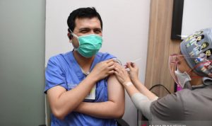 Seorang tenaga kesehatan menerima suntikan dosis ketiga vaksin COVID-19 sebagai booster di RSCM Jakarta, Ahad (18/7/2021), perlindungan dari risiko tertular. ANTARA/HO-Humas Kemenkes