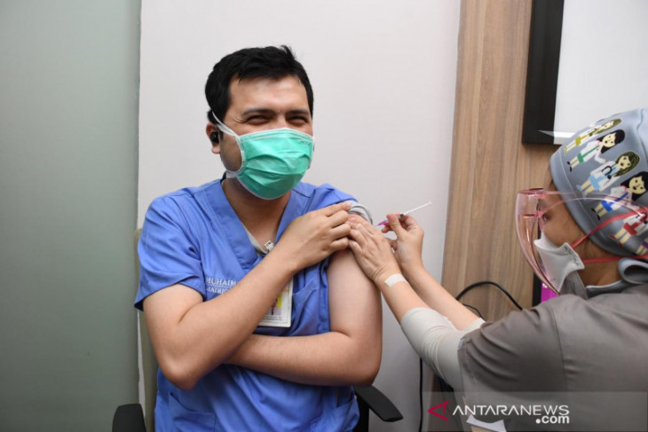 Seorang tenaga kesehatan menerima suntikan dosis ketiga vaksin COVID-19 sebagai booster di RSCM Jakarta, Ahad (18/7/2021), perlindungan dari risiko tertular. ANTARA/HO-Humas Kemenkes