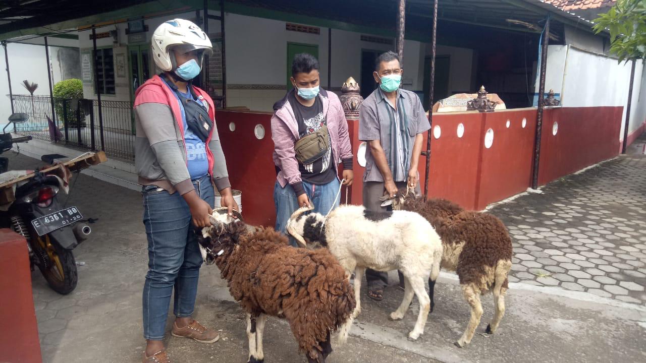 PT Daya Adicipta Motora sebagai anak perusahaan dari Daya Group membagikan hewan kurban kepada masyarakat sekitar pada saat Hari Raya Idul Adha.