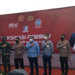 Kapolri Jenderal Listyo Sigit Prabowo (tengah) saat foto bersama di PT Kahatex, Kabupaten Sumedang pada Kamis (5/8).