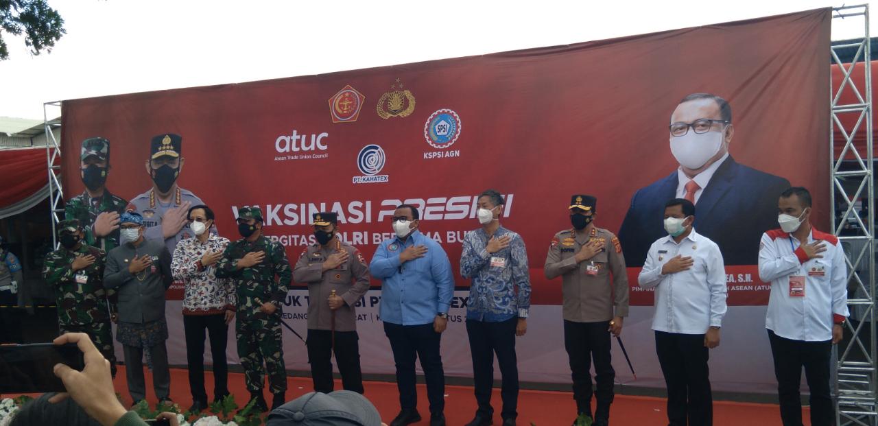 Kapolri Jenderal Listyo Sigit Prabowo (tengah) saat foto bersama di PT Kahatex, Kabupaten Sumedang pada Kamis (5/8).