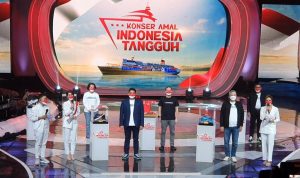 Direktur Human Capital Management Telkom Afriwandi (keempat dari kiri) berfoto bersama usai menerima barang lelang memorabilia atlet peraih medali emas Olimpiade Tokyo 2020 dalam acara Konser Amal Indonesia Tangguh di Jakarta, Minggu (8/8).