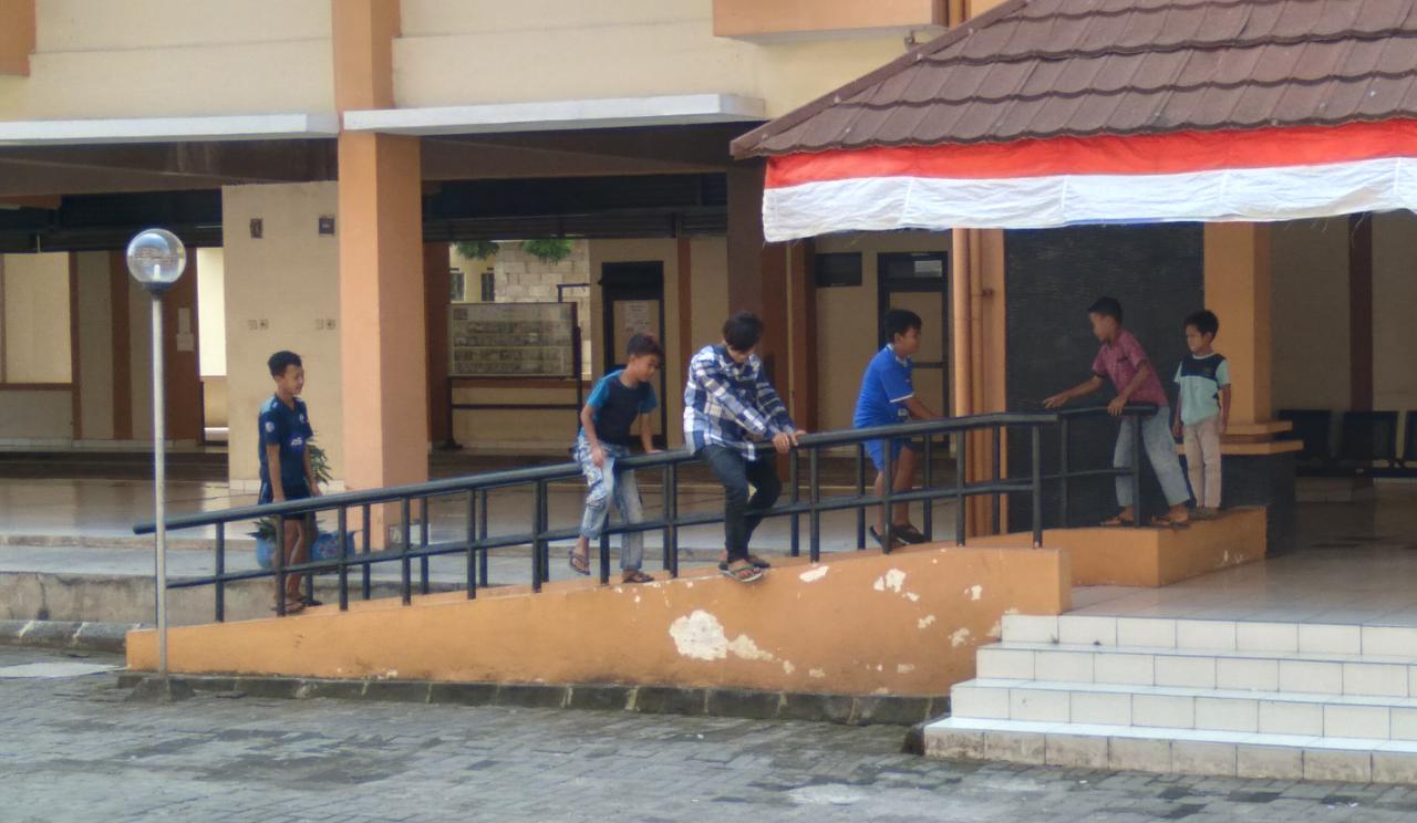 Anak-anak penghuni rusun saat bermain di wilayah gedung empat, Kecamatan Rancaekek, Kabupaten Bandung pada Selasa (10/8). (Yanuar Baswata/Jabar Ekspres)