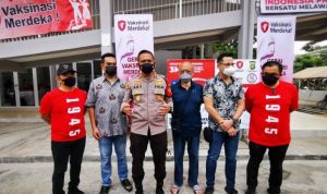 Kapolres Metro Jakarta Barat Kombes Pol Ady Wibowo, Ari Wibowo, dan Reynold Surbakti mengunjungi sentra Vaksinasi Merdeka di Posko RW 08, Jalan Pulau Panggang Nomor 63, Kembangan, Jakarta Barat. (Istimewa)