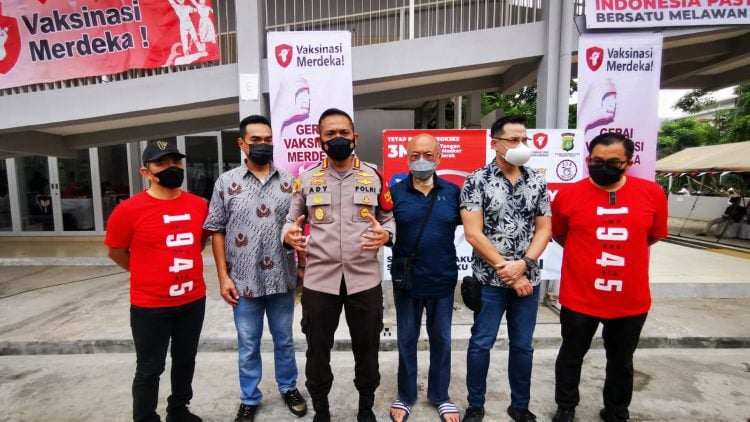 Kapolres Metro Jakarta Barat Kombes Pol Ady Wibowo, Ari Wibowo, dan Reynold Surbakti mengunjungi sentra Vaksinasi Merdeka di Posko RW 08, Jalan Pulau Panggang Nomor 63, Kembangan, Jakarta Barat. (Istimewa)