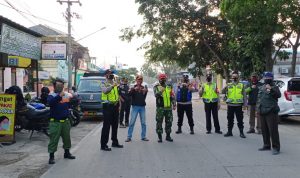 Lurah Rancaekek Kencana, Irwan Hardiansyah (kanan) bersama tim gabungan usai menertibkan penutupan pasar Minggu, beberapa waktu lalu.