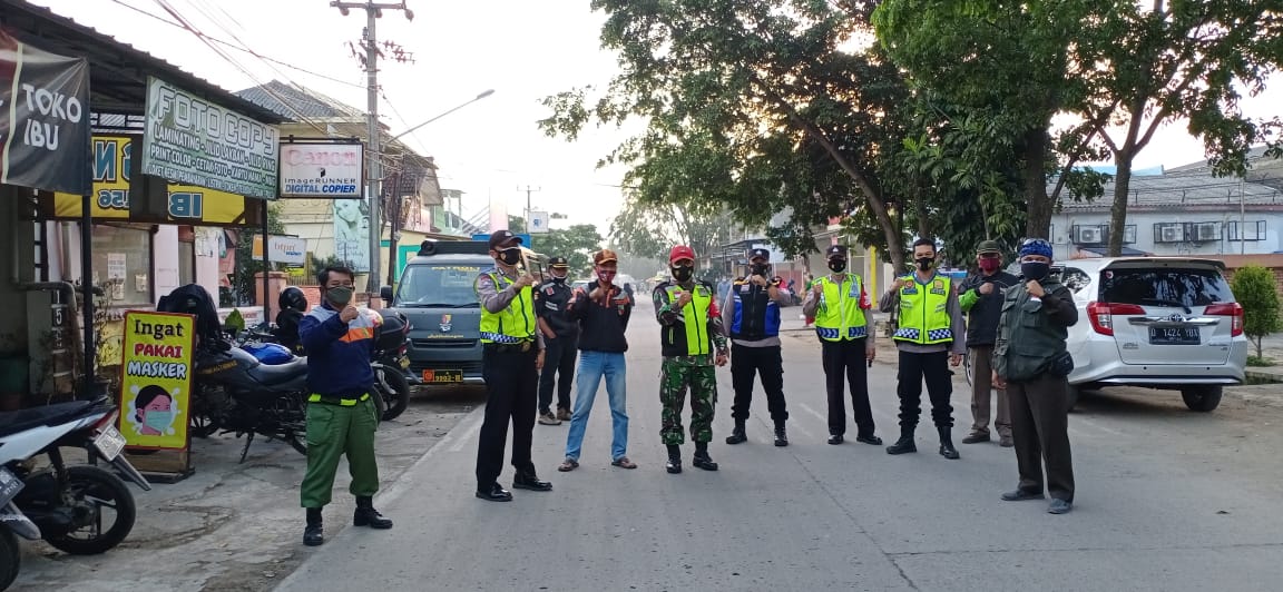 Lurah Rancaekek Kencana, Irwan Hardiansyah (kanan) bersama tim gabungan usai menertibkan penutupan pasar Minggu, beberapa waktu lalu.