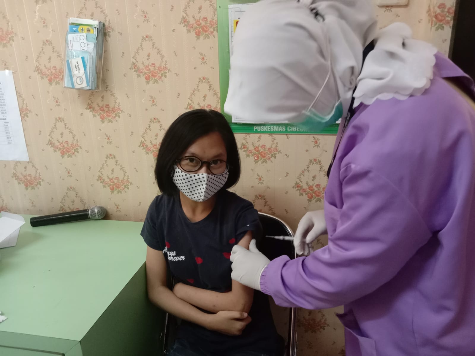 VAKSINASI: Seorang disabilitas menjalani vaksinasi di Puskesmas Cibereum, Kota Cimahi, Senin (16/8). (Intan Aida/Jabar Ekspres)
