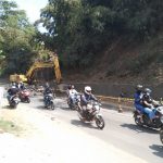 Situasi buka-tutup arus kendaraan akibat perbaikan jalan di daerah Tunggul Hideung, Kecamatan Tanjungsari, Kabupaten Sumedang pada Senin (16/8). (Yanuar Baswata/Jabar Ekspres)