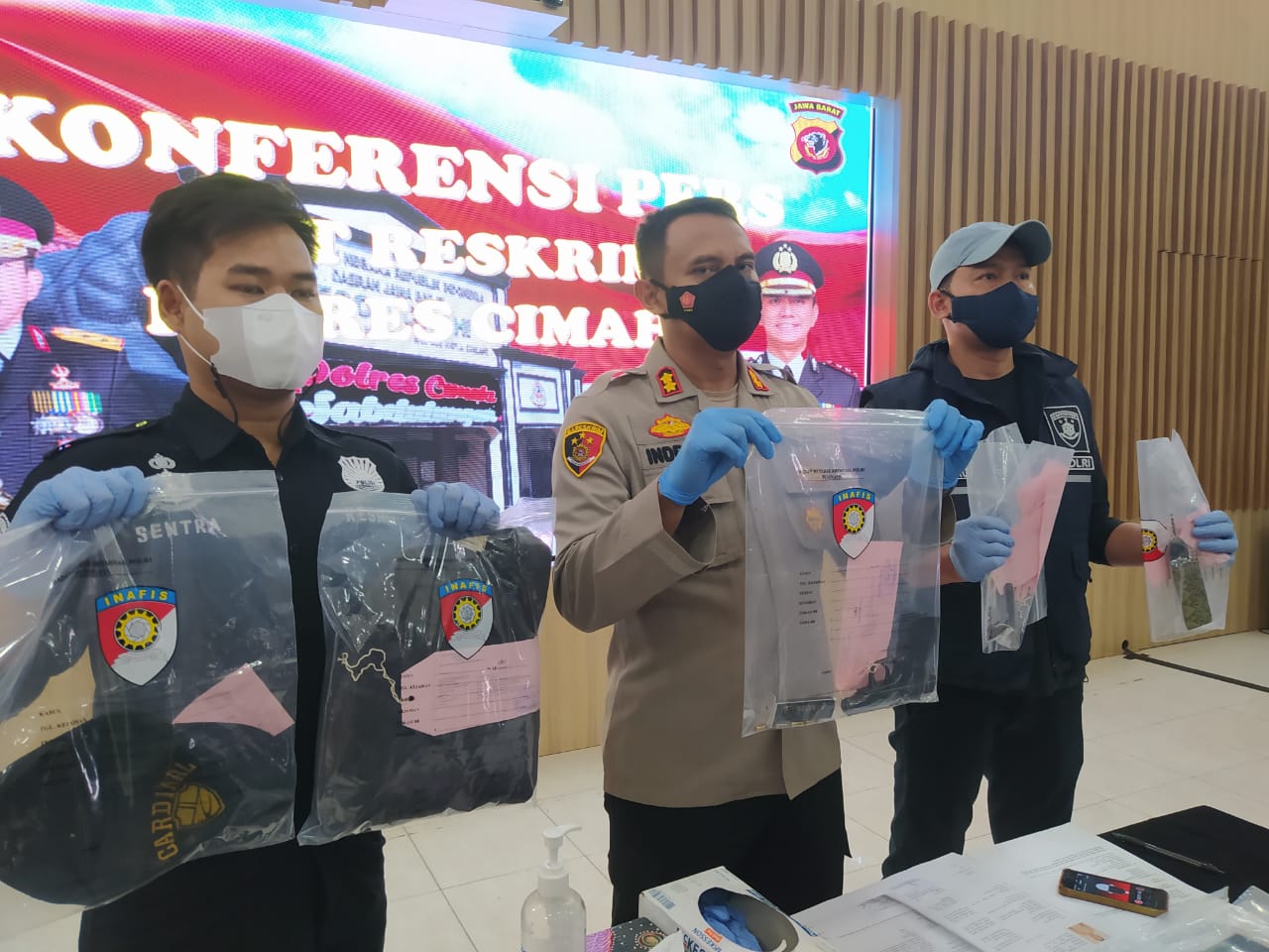 KONFERENSI PERS: Pihak kepolisian memperlihatkan barang bukti.