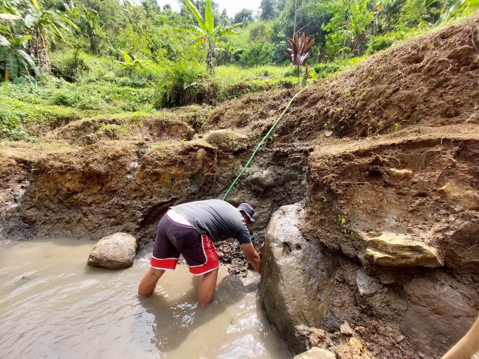 Warga membersihkan sumber air panas di Desa Cimanggu, Ngamprah, yang akan dijadikan objek wisata