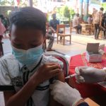 Seorang santri saat disuntik vaksin di Pesantren Persis 24, Kecamatan Rancaekek, Kabupaten Bandung, Rabu (18/8).