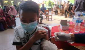 Seorang santri saat disuntik vaksin di Pesantren Persis 24, Kecamatan Rancaekek, Kabupaten Bandung, Rabu (18/8).