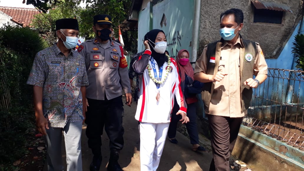 Lifter asal Kabupaten Bandung, Windy Cantika disambut pejabat dan masyarakat kecamatan Cimaung.