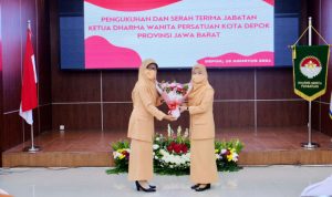 Ketua DWP Kota Depok, Siti Barkah Supian Suri (kanan) saat berlangsung serah terima jabatan (Diskominfo)