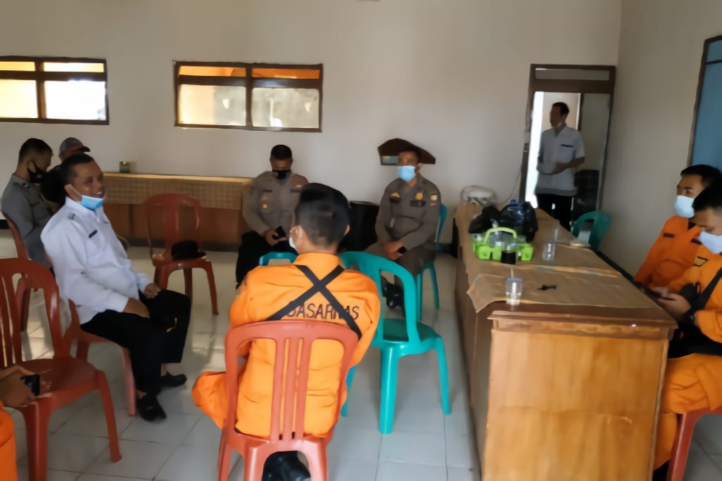 Camat Sukasari, Agus Wahyudin (kiri) saat berkordinasi dengan tim Basarnas dalam proses pencarian Cucu Sunirman, 38, Rabu (18/8).