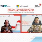 Direktur Utama Telkom Indonesia Ririek Adriansyah (kanan) bertukar cindera mata secara daring dengan President Director Microsoft Indonesia Haris Izmee usai penandatanganan MoU Digital Transformation Strategic Partnership antara Telkom Indonesia & Microsoft Indonesia, Kamis (19/8).q