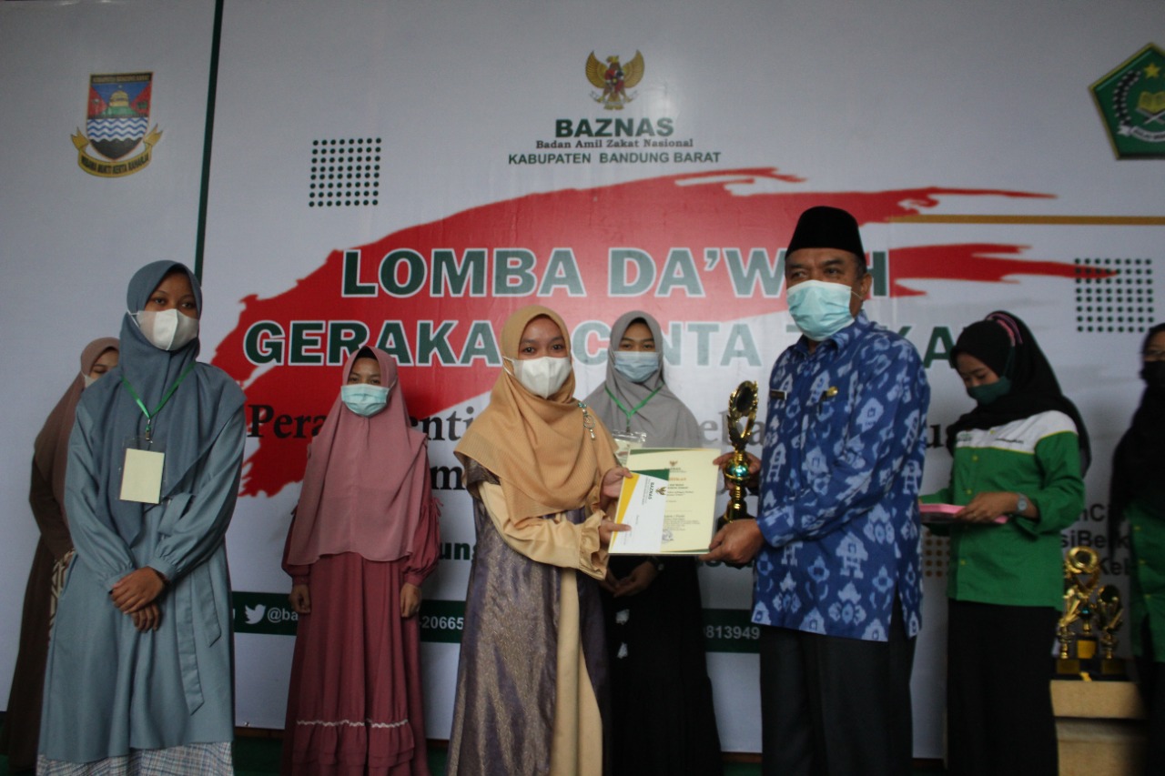 Penyerahan piala dan sertifikat pemenang dakwah yang digelar Baznas LBB
