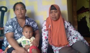Fatimah, 60 (kanan) bersama Rina Sulastri, 33 (kiri) di kediamannya, Dusun Cicadas, RT01 RW03, Desa Tanjungwangi, Kecamatan Cicalengka, Kabupaten Bandung pada Minggu (22/8). (Yanuar Baswata/Jabar Ekspres)