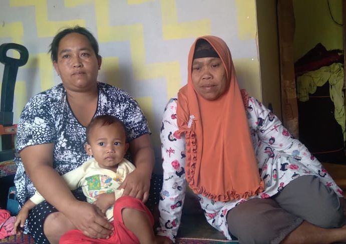 Fatimah, 60 (kanan) bersama Rina Sulastri, 33 (kiri) di kediamannya, Dusun Cicadas, RT01 RW03, Desa Tanjungwangi, Kecamatan Cicalengka, Kabupaten Bandung pada Minggu (22/8). (Yanuar Baswata/Jabar Ekspres)
