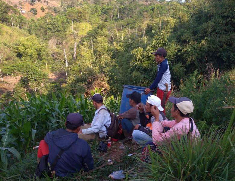 Warga Kampung Cicadas, RW03, Desa Tanjungwangi, Kecamatan Cicalengka, Kabupaten Bandung saat mencari Ika, 20.