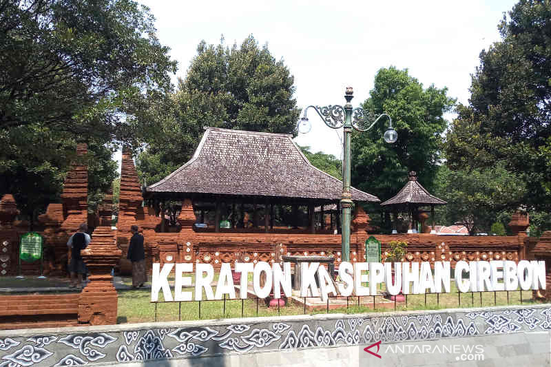 Pemandu wisata di Keraton Kasepuhan Cirebon saat memandu para pengunjung di Cirebon, Jawa Barat, Selasa (1/6/2021). (ANTARA/Khaerul Izan)