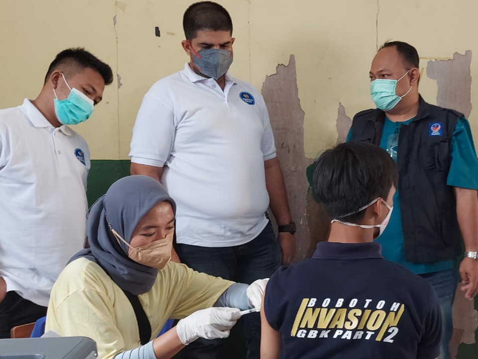 Dewan Pertimbangan DPW Partai Nasdem Jabar, Rajiv pantau pelaksanaan vaksinasi di DPD Partai Nasdem Kabupaten Bandung, Margahayu, Minggu (15/8). (Yully S Yulianty/Jabar Ekspres)