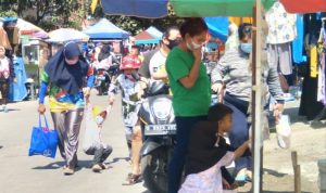 Situasi pasar Minggu Kelurahan Rancaekek Kencana yang pertama kali beroperasi usai penutupan selama PPKM, Minggu (15/8). (Yanuar Baswata/Jabar Ekspres)