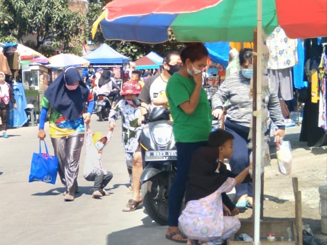 Situasi pasar Minggu Kelurahan Rancaekek Kencana yang pertama kali beroperasi usai penutupan selama PPKM, Minggu (15/8). (Yanuar Baswata/Jabar Ekspres)