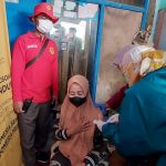 BIN melaksanakan Vaksinasai Door to door di Desa Lengkong. (Yully S Yulianty/Jabar Ekpres)